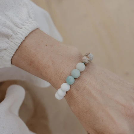 bracelet-paradise-beach-on-hand.jpg