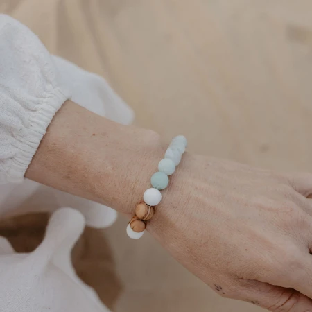 bracelet-jewels-on-the-sand-on-hand.jpg