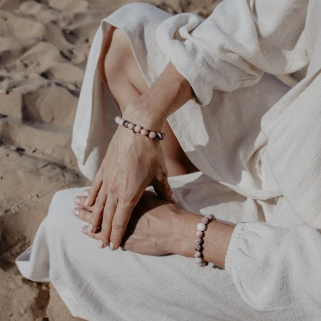 bracelet-pink-shore-beach-setting.jpg