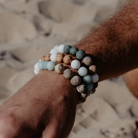 aguas-infinitas-man-beach-setting.jpg