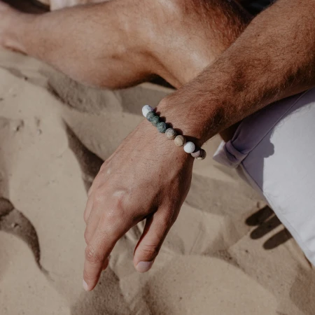 bracelet-memory-of-the-green-isles-on-hand.jpg