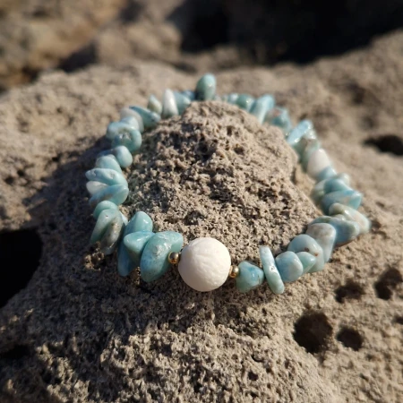 bracelet-tides-no-1-aguas-infinitas-collection-on-rock.jpg