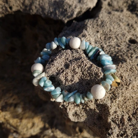 bracelet-tides-no-2-aguas-infinitas-collection-on-rock.jpg