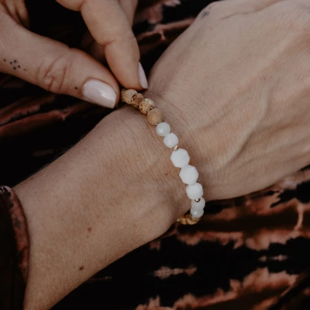 bracelet-tear-of-the-desert-on-hand.jpg