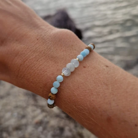 bracelet-dew-on-the-sand-beach-setting.jpg
