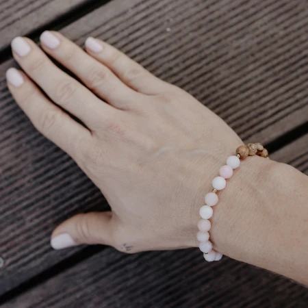 bracelet-desert-rose-on-hand.jpg