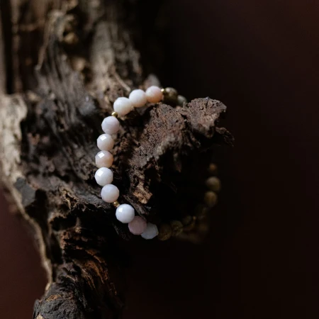 bracelet-desert-rose-on-wood.jpg