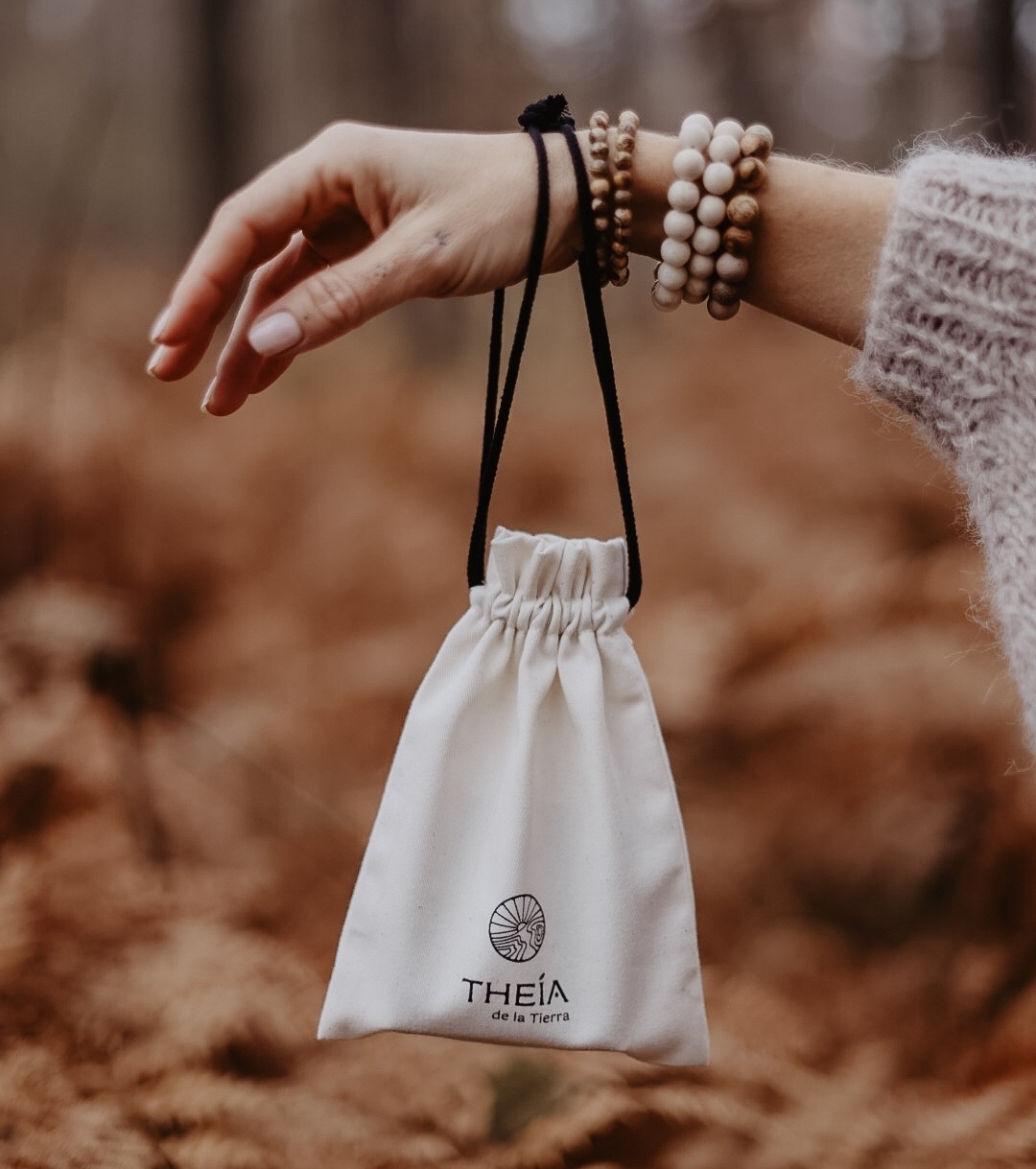 Ręcznie pakowana biżuteria Theia de la Tierra z naturalnych materiałów