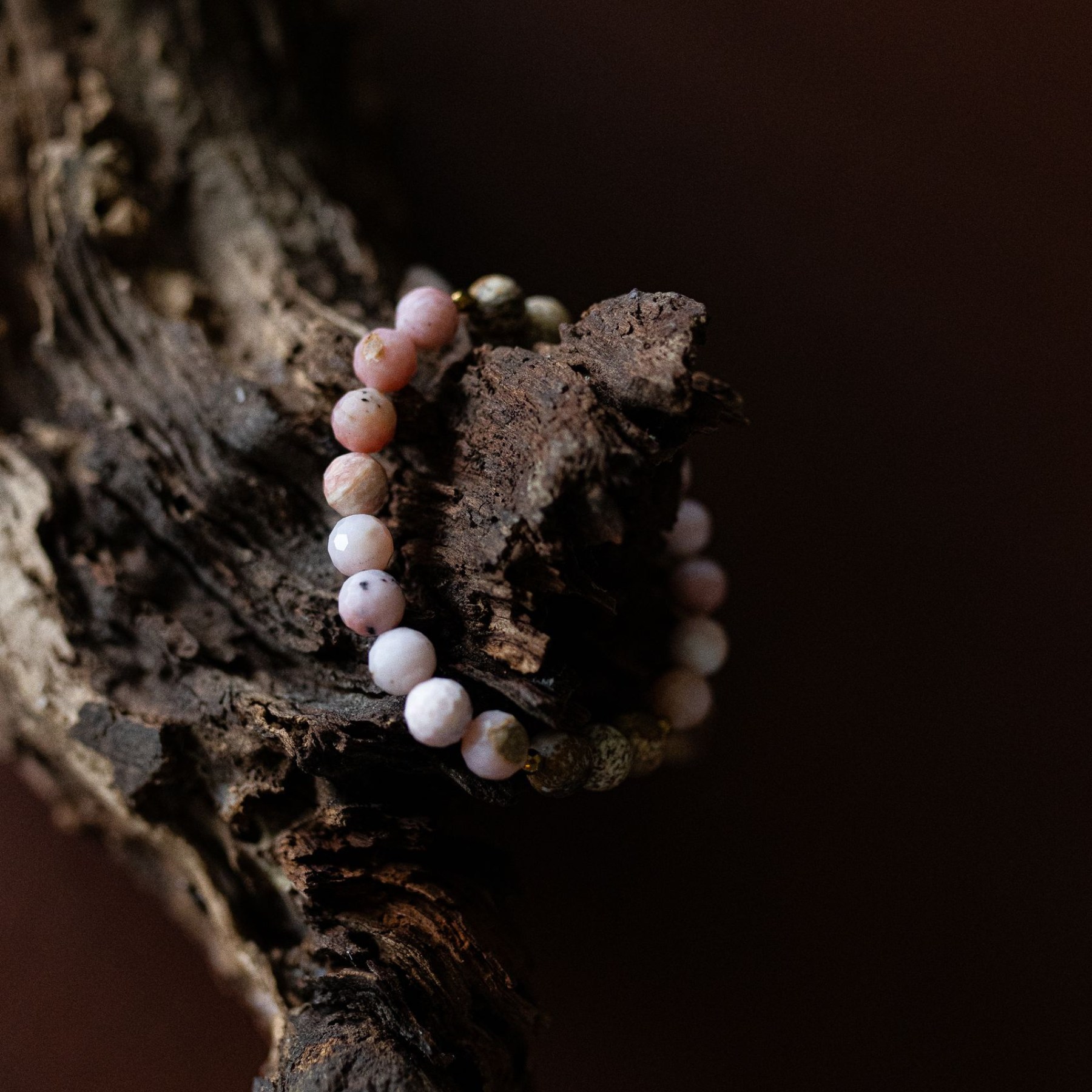 bracelet-rose-dust-on-sand-on-wood.jpg